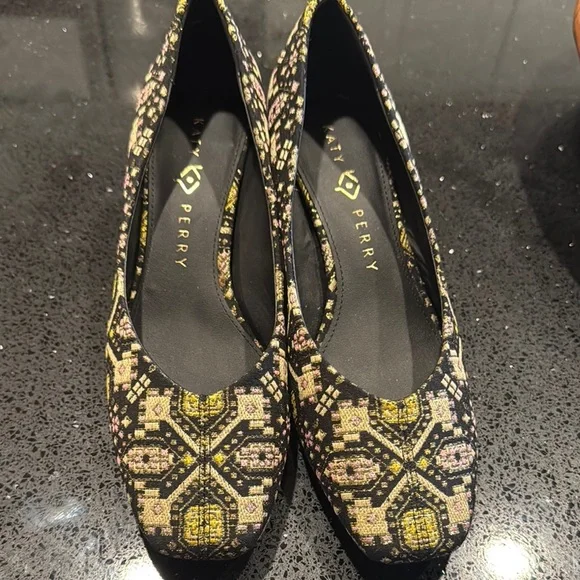 Shoes: Katy Perry Elegant Black and Gold Women’s Heels - Picture 3 of 11